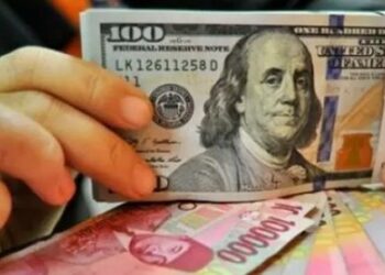 Nilai tukar rupiah terhadap dolar AS terus mengalami tekanan dan mendekati level Rp17.000 per dolar, dipicu sentimen global dan arus modal keluar dari pasar negara berkembang.