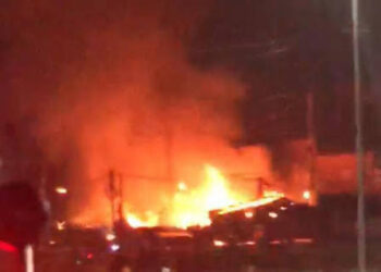 Pasar Poncol Ludes Dilalap Api, Warga dan Pedagang Berusaha Selamatkan Harta Benda