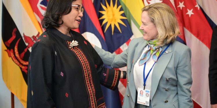 Menkeu Sri Mulyani Bahas Kerja Sama Transisi Energi dengan Presiden EIB di Washington D.C.