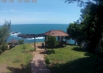 Pantai Menganti Kebumen: Destinasi Eksotis dengan Pesona Ombak Selatan