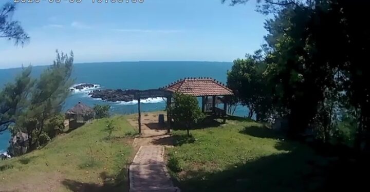 Pantai Menganti Kebumen: Destinasi Eksotis dengan Pesona Ombak Selatan