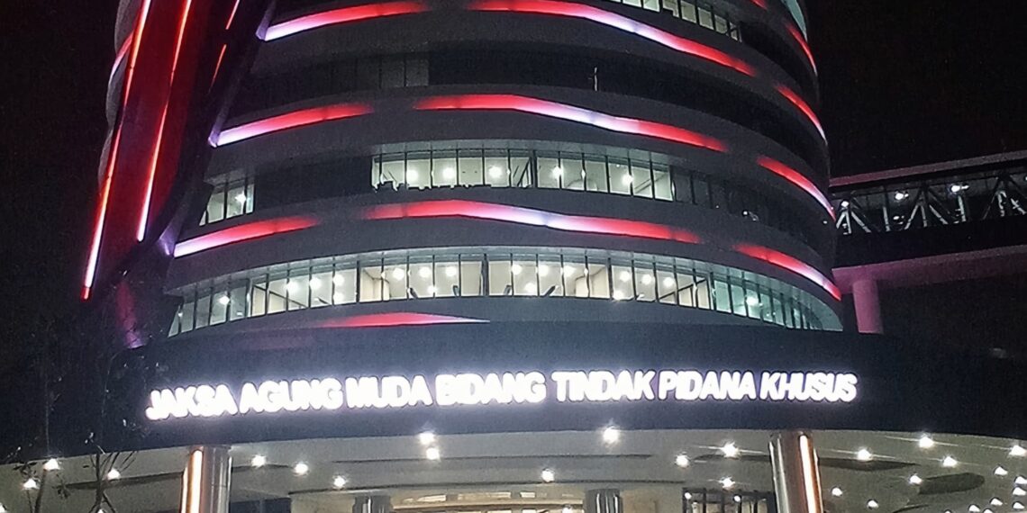 Gedung Bundar Jampidsus di malam hari, Kejaksaan Agung, Jakarta Selatan. (Dok. ekoin.co/S. Rayna)
