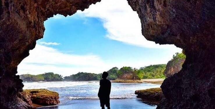 Pantai Madasari Pangandaran: Pesona Alam Selatan yang Memukau Pengunjung