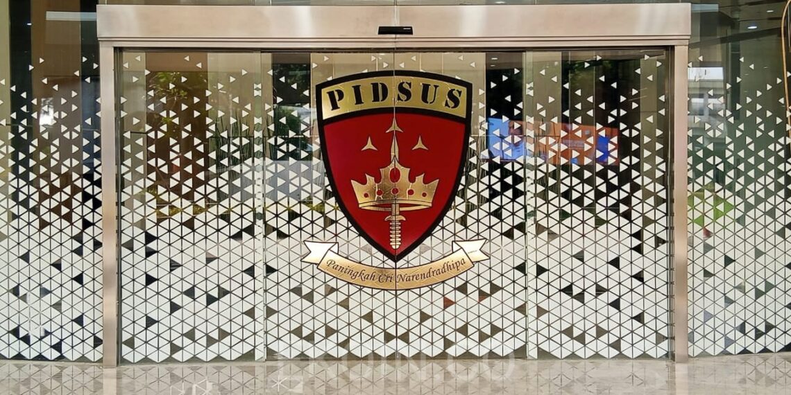 Pintu masuk Gedung Bundar Jampidsus dengan logo Jampidsus di bagian tengahnya