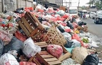 Sampah Menggunung Tutupi Ruas Jalan Ciputat, Diduga TPS Overload