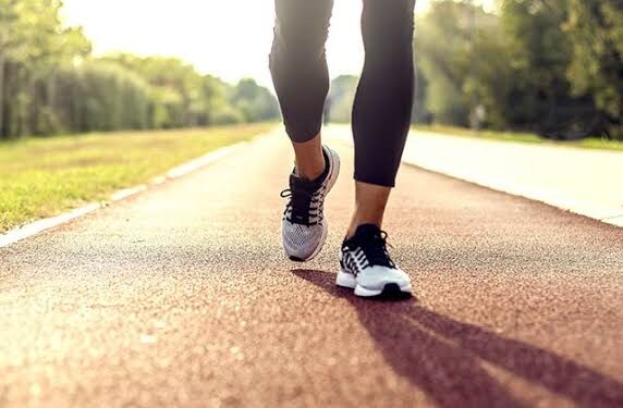 Jalan Kaki Bisa Hempaskan Lemak Perut, Begini Cara Memaksimalkan Manfaatnya