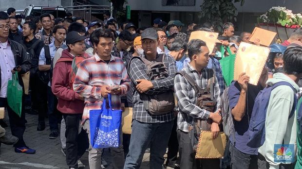 Warga Rela Antre Sejak Dini Hari Demi Seragam Oranye PPSU