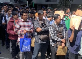 Antre Dari Subuh hingga Siang: Perjuangan Warga Dapatkan Pekerjaan sebagai Petugas Kebersihan