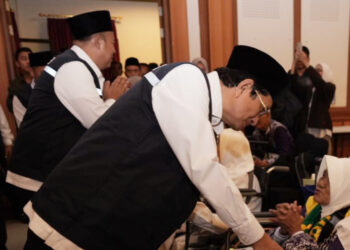 Menag Nasaruddin Umar Lepas Kloter Pertama Haji 2025 di Asrama Haji Pondok Gede