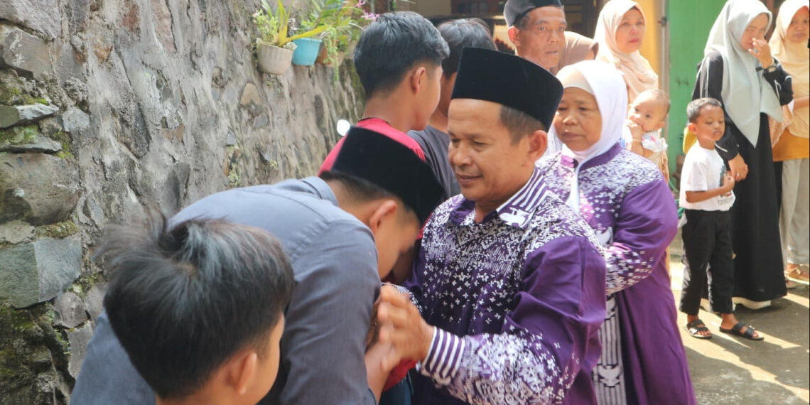 Dari Barang Bekas ke Tanah Suci : Kisah Legiman dan Istri