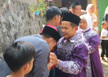 Dari Barang Bekas ke Tanah Suci : Kisah Legiman dan Istri