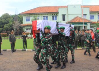 TNI Berduka: Panglima TNI Hadiri Upacara Pelepasan Jenazah Prajurit Korban Ledakan Munisi