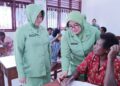 Ibu-Ibu Persit Kodim 1710/Mimika Bantu Warga Pigapu Lepas dari Buta Aksara