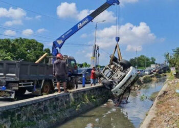 Toyota Fortuner Terguling ke Sungai di Sukodono Sidoarjo