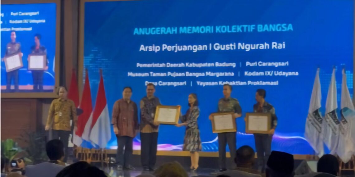 Menteri PANRB Serahkan Penghargaan Kearsipan Pada Puncak Peringatan Hari  Kearsipan Nasional