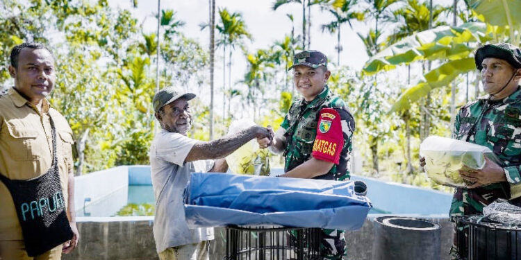 Satgas TMMD Kodim 1710/Mimika Berikan Bantuan Kolam dan Bibit Lele