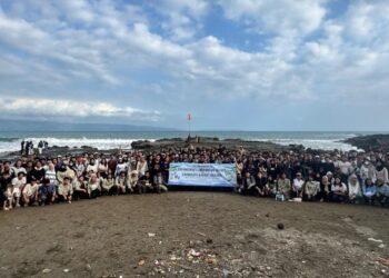 Mahasiswa ITB Turun ke Pantai Pelajari Wisata Berkelanjutan