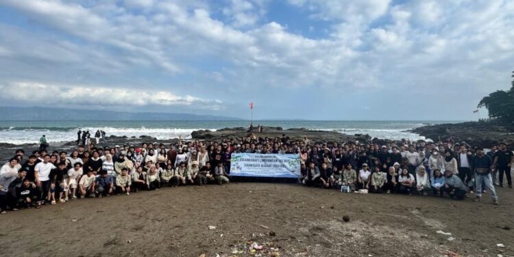 Mahasiswa ITB Turun ke Pantai Pelajari Wisata Berkelanjutan