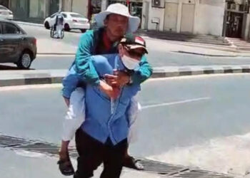 Petugas Haji Di Apresiasi, Irjen Khairunas Gendong Jemaah Lansia di Jalan Makkah