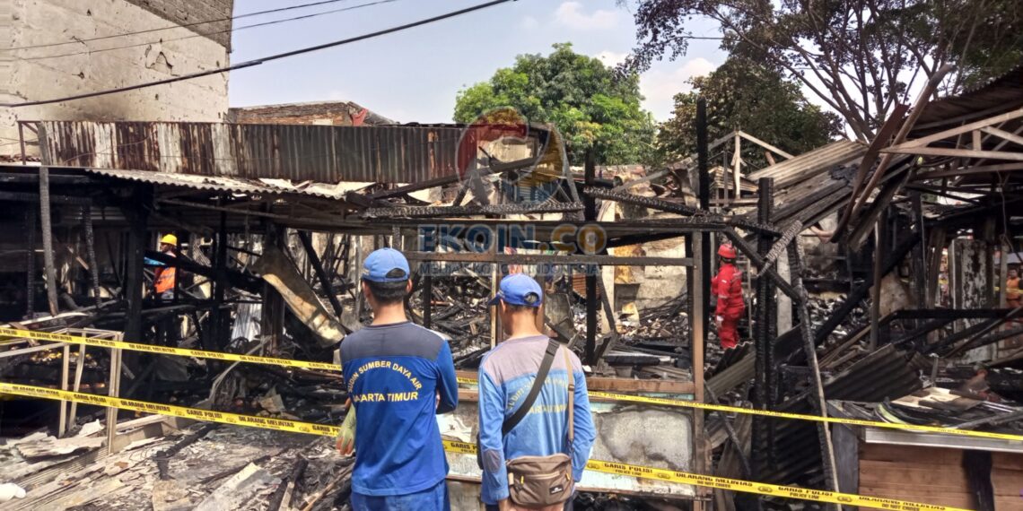 Kebakaran Hanguskan 12 Kios Pasar Ampera di Pulogadung