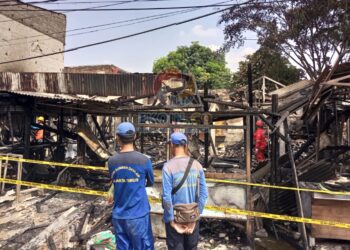 Kebakaran Hanguskan 12 Kios Pasar Ampera di Pulogadung