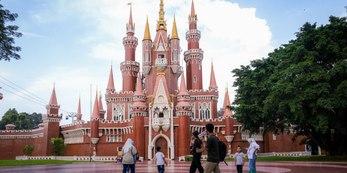 Kemenparekraf Luncurkan Kampung Main untuk Liburan Anak