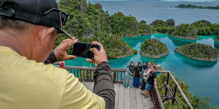 Raja Ampat Aman Dikunjungi, Kemenpar Pastikan Aktivitas Wisata Berjalan