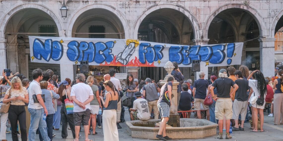 Warga Venezia Protes Pernikahan Mewah Jeff Bezos
