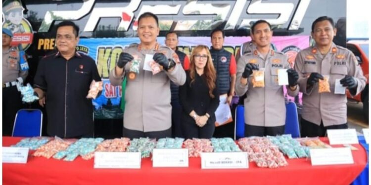 Selamatkan 15.000 Jiwa Anak Bangsa : Polres Metro Bekasi Kota Bongkar Jaringan Narkoba Bekasi-Bogor-Depok, 14 Ribu Butir Ekstasi Disita*