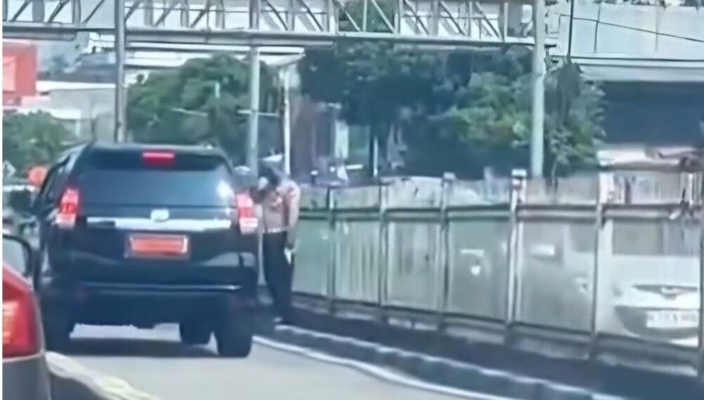 Polisi Lalu Lintas Hormat ke Mobil Dinas di Jalur TransJakarta, Polda Metro Jaya: Tetap Akan Ditilang