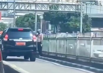 Polisi Lalu Lintas Hormat ke Mobil Dinas di Jalur TransJakarta, Polda Metro Jaya: Tetap Akan Ditilang