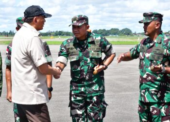 Dandim 1710/Mimika Sambut Kedatangan Menteri Pertahanan dan Menteri Keuangan di Bandara Mozes Kilangin