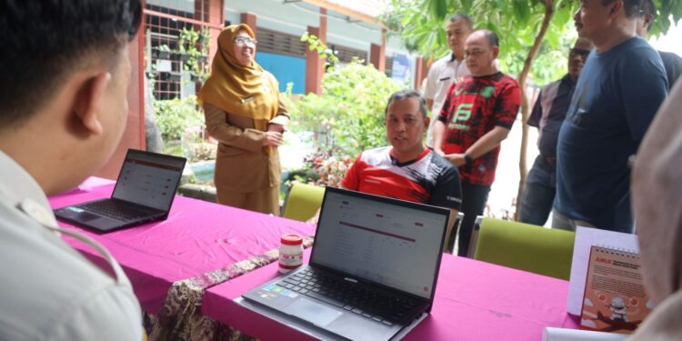 Wali Kota Bekasi Tinjau Langsung Pelaksanaan Pra-Pendaftaran SPMB 2025 di SMPN 4 dan SMPN 54 Kota Bekasi