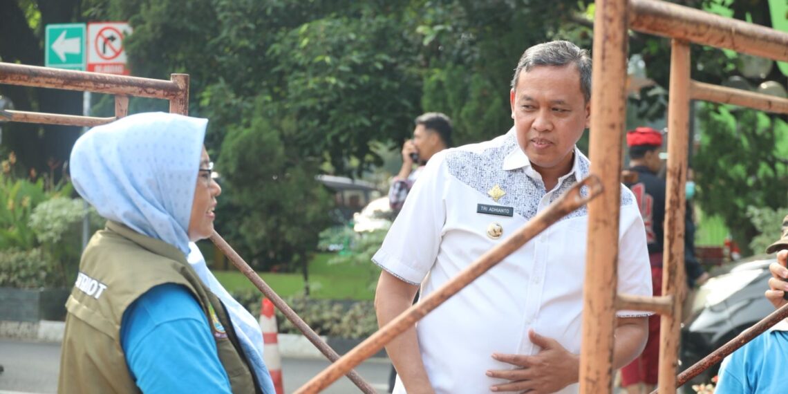 Tri Adhianto Tekankan Pegawai Memilah Sampah di Kantor Pemkot.