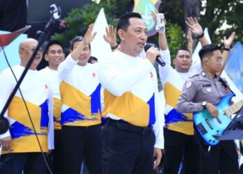 Kapolri Meriahkan CFD Bhayangkara Sport Day, Nyanyikan Lagu Godbless dan Bon Jovi