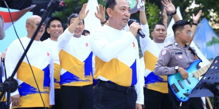 Kapolri Meriahkan CFD Bhayangkara Sport Day, Nyanyikan Lagu Godbless dan Bon Jovi