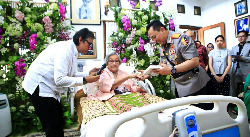 Kapolri Hadiri Perayaan Ulang Tahun ke-100 Ny. Meriyati Hoegeng, Simbol Penghormatan atas Keteladanan dan Kesetiaan