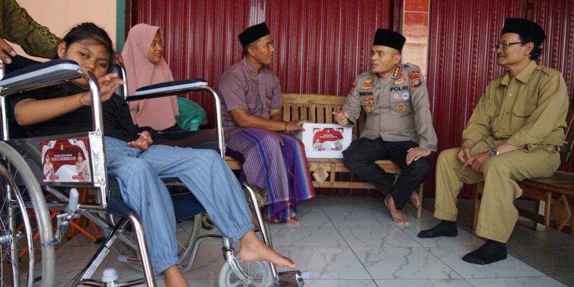 Dalam Rangka hari Bhayangkara ke- 79 , Kapolres Metro Bekasi Berikan Kursi Roda Bantu Habiba Lawan Keterbatasan
