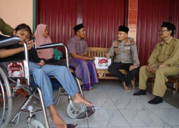 Dalam Rangka hari Bhayangkara ke- 79 , Kapolres Metro Bekasi Berikan Kursi Roda Bantu Habiba Lawan Keterbatasan