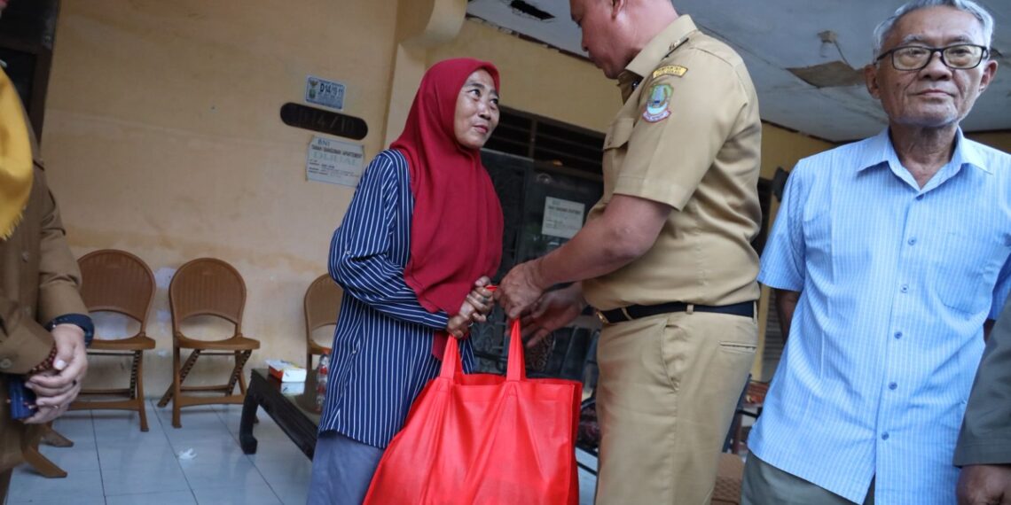 Wali Kota Bekasi Kunjungi Ibu Maelani, Korban Kekerasan Anak Kandung