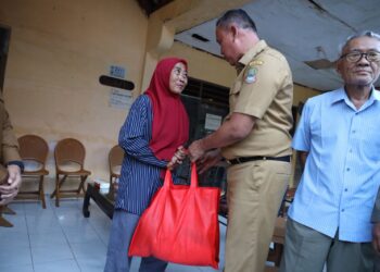 Wali Kota Bekasi Kunjungi Ibu Maelani, Korban Kekerasan Anak Kandung