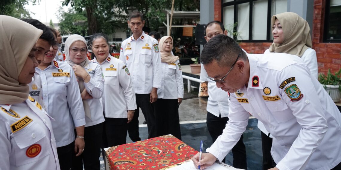 Menuju WBK dan WBBM, Disdukcapil Bekasi Teken Komitmen Bersama