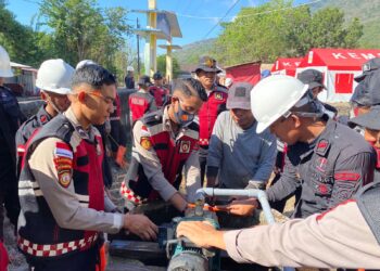 Polda NTT Beri Bantuan Dinamo Air dan Perbaiki Sumur Demi Penuhi Kebutuhan Air Bersih Pengungsi Posko Konga*