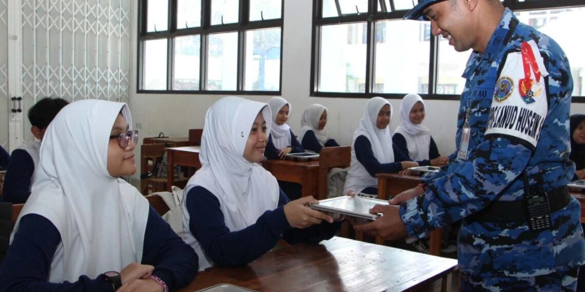 Dukung Program Nasional , Lanud Husein Salurkan 560.000 Paket MBG