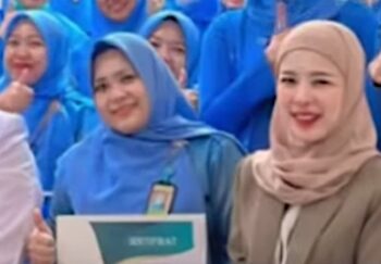 Perawat Bantu Ambulans Terobos Macet di Sukabumi