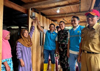 Warga Kampung Menra Kini Nikmati Listrik 24 Jam Nonstop