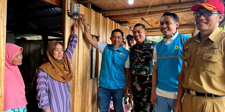 Warga Kampung Menra Kini Nikmati Listrik 24 Jam Nonstop