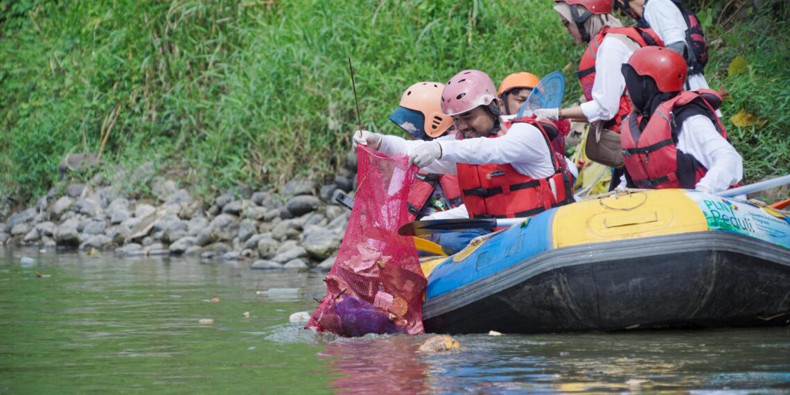 PLN Ajak 12 Ribu Pegawai Bersih Sampah Serentak di Indonesia