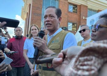 Menteri Lingkungan Hidup Hanif Faisol Nurofiq memberi keterangan pers di Pantai Kuta