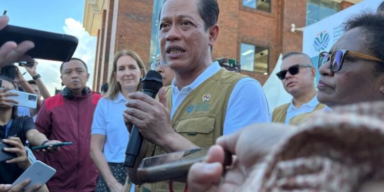 Menteri Lingkungan Hidup Hanif Faisol Nurofiq memberi keterangan pers di Pantai Kuta